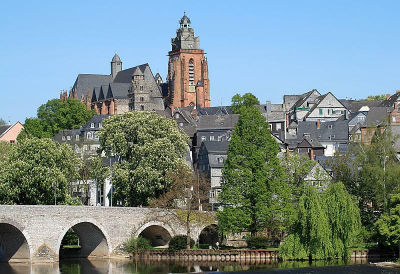 Blick auf die Lahnbrücke und die Altstadt
