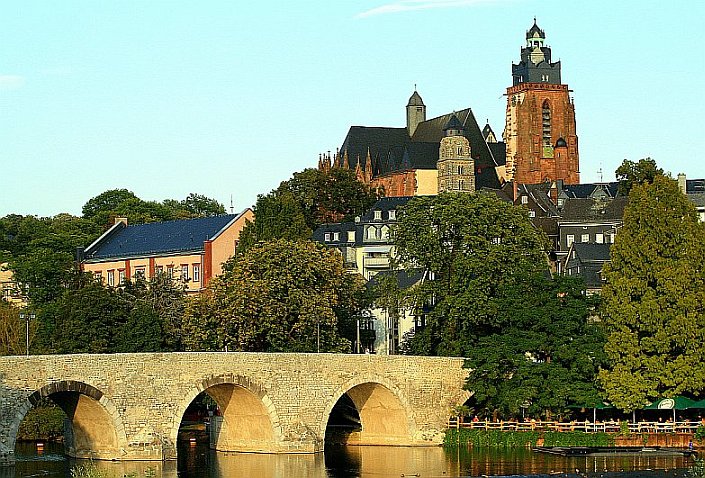 Blick auf die Lahnbrücke und die Altstadt mit Dom
